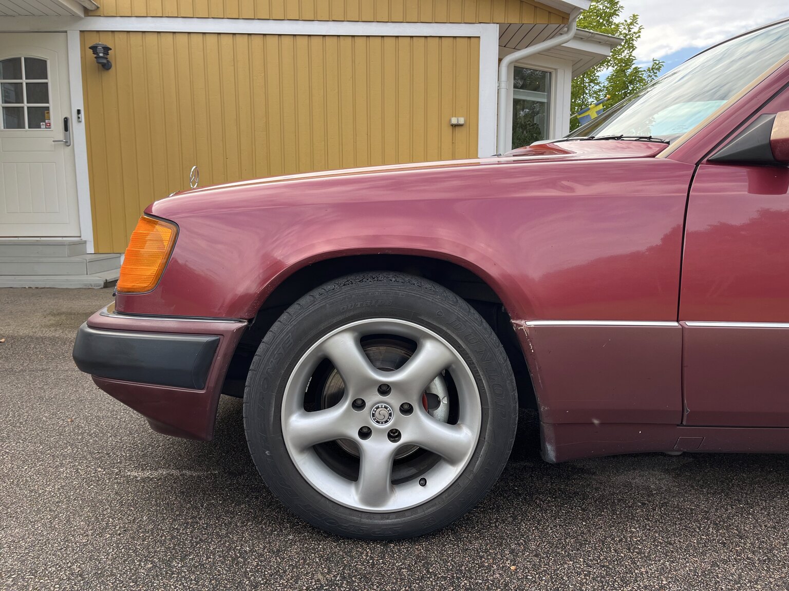 Exterior image of 1990 Mercedes-Benz 230 E
