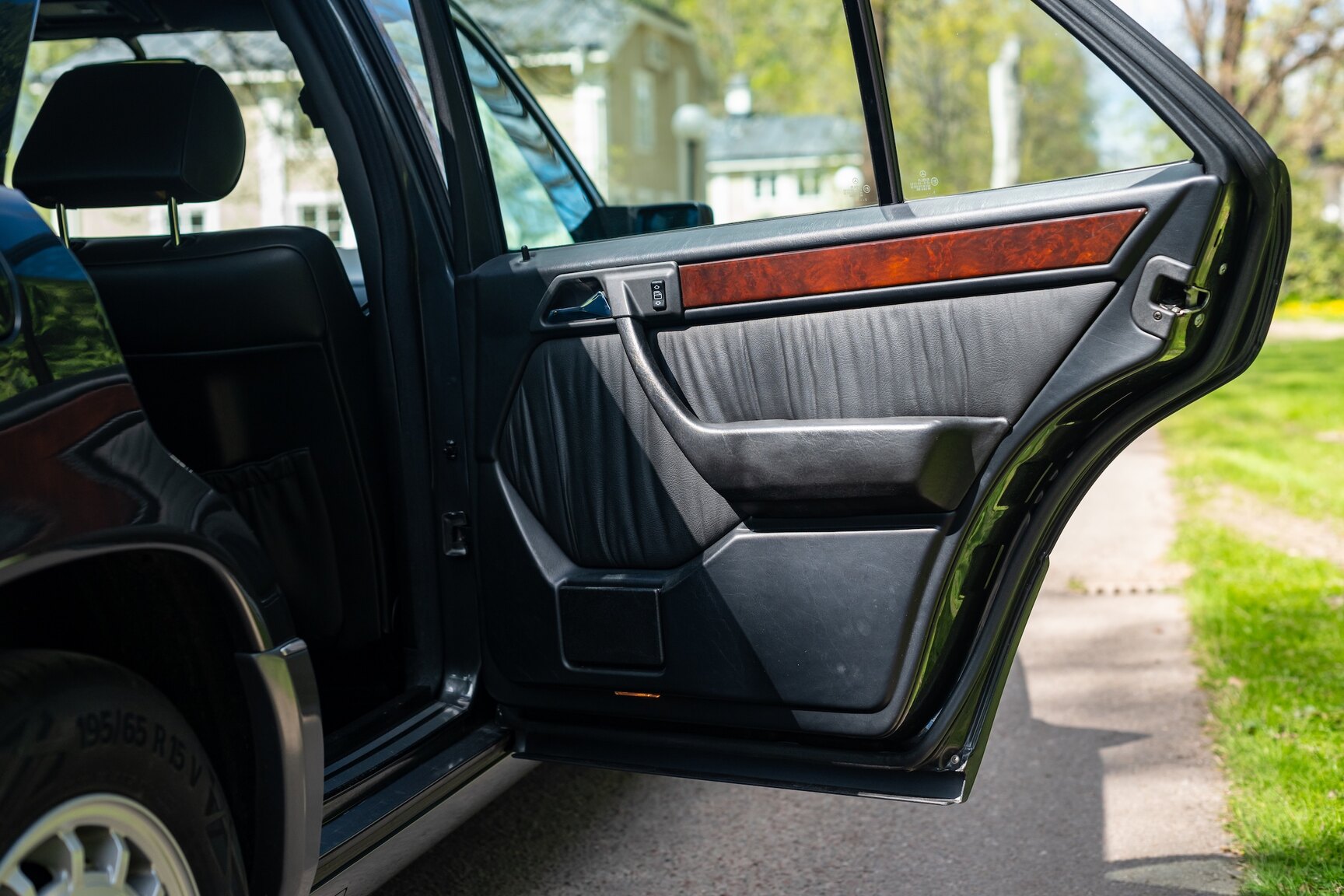 Interior image of 1993 Mercedes-Benz 400 E