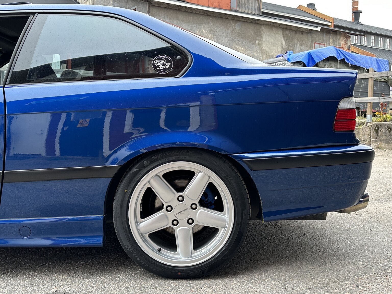 Exteriörbild på 1996 BMW 328i Coupé E36 M-Sport