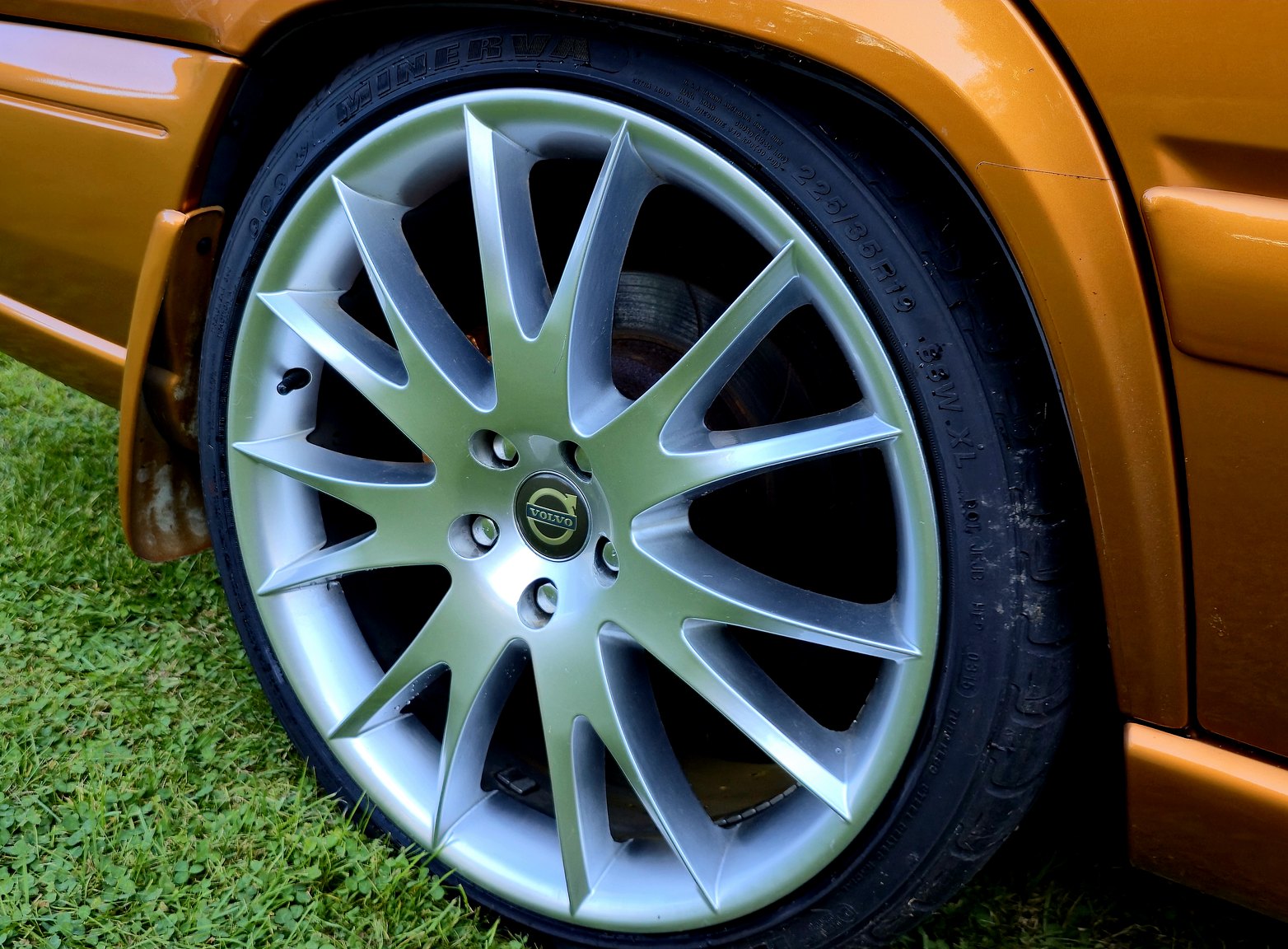 Exterior image of 1998 Volvo V70 R 2.3 T Automatisk