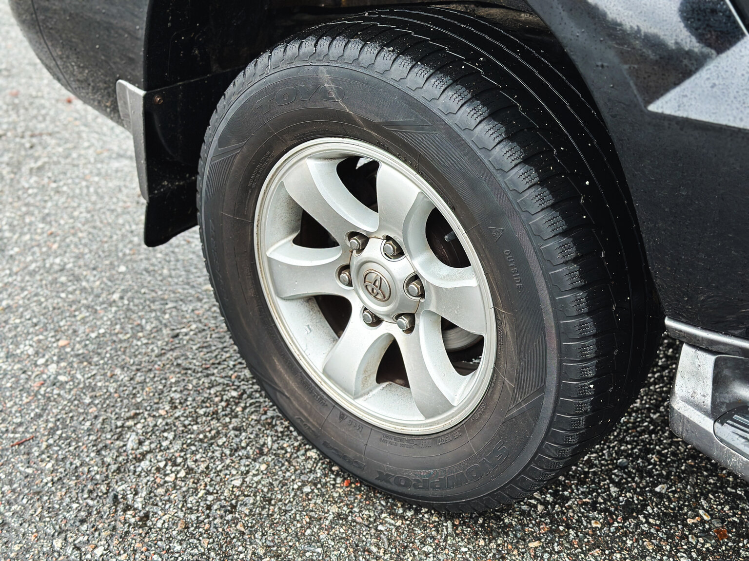 Exteriörbild på 2004 Toyota Land Cruiser