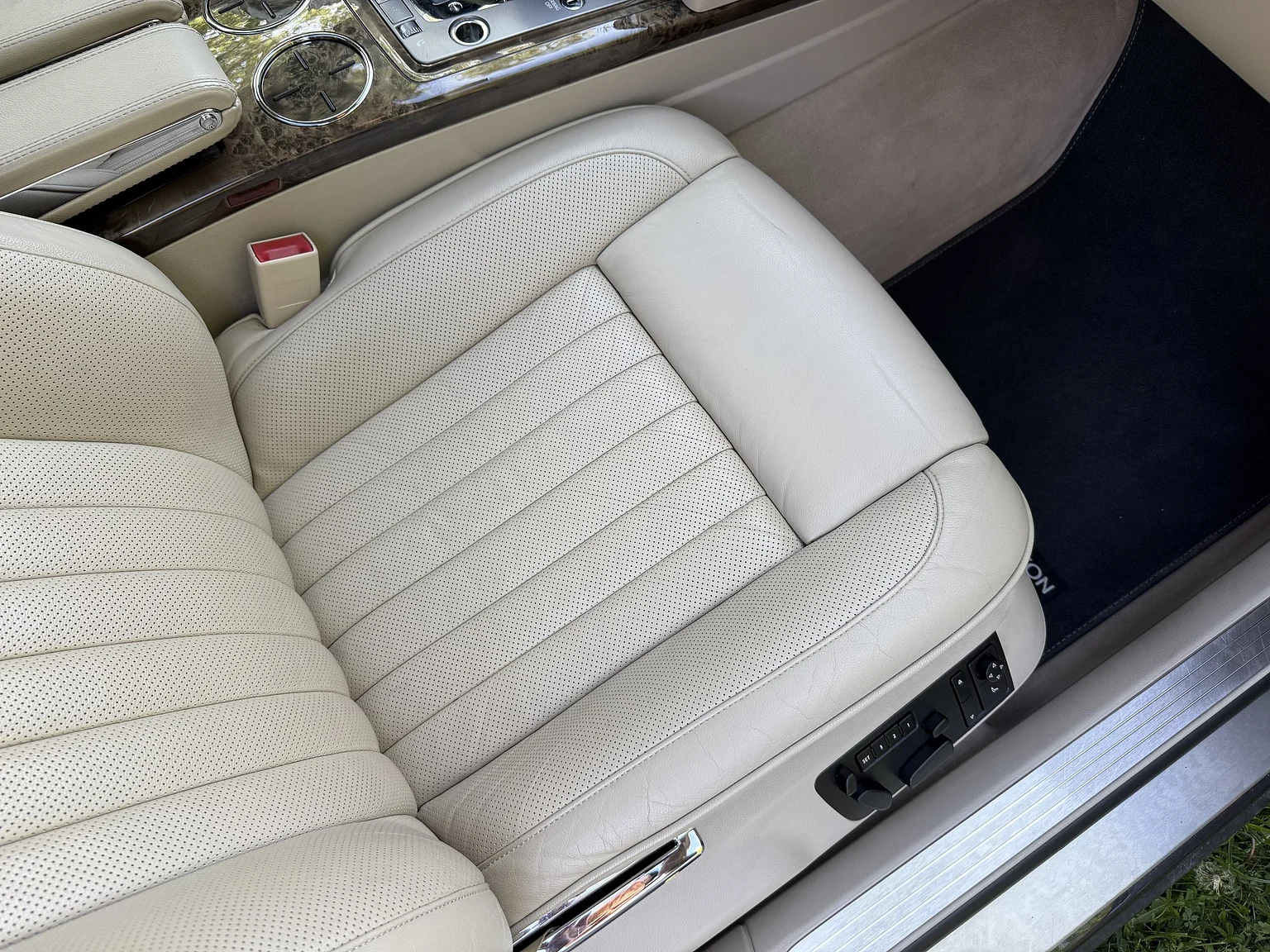 Innenraumfoto von 2009 Volkswagen Phaeton W12 LWB Executive (59)