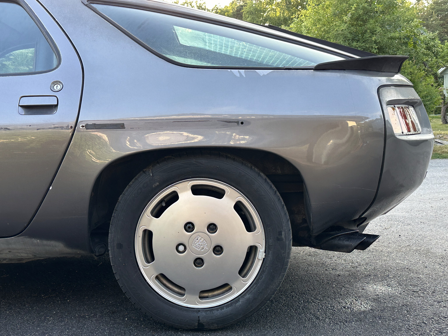 Exterior image of 1985 Porsche 928 (32)