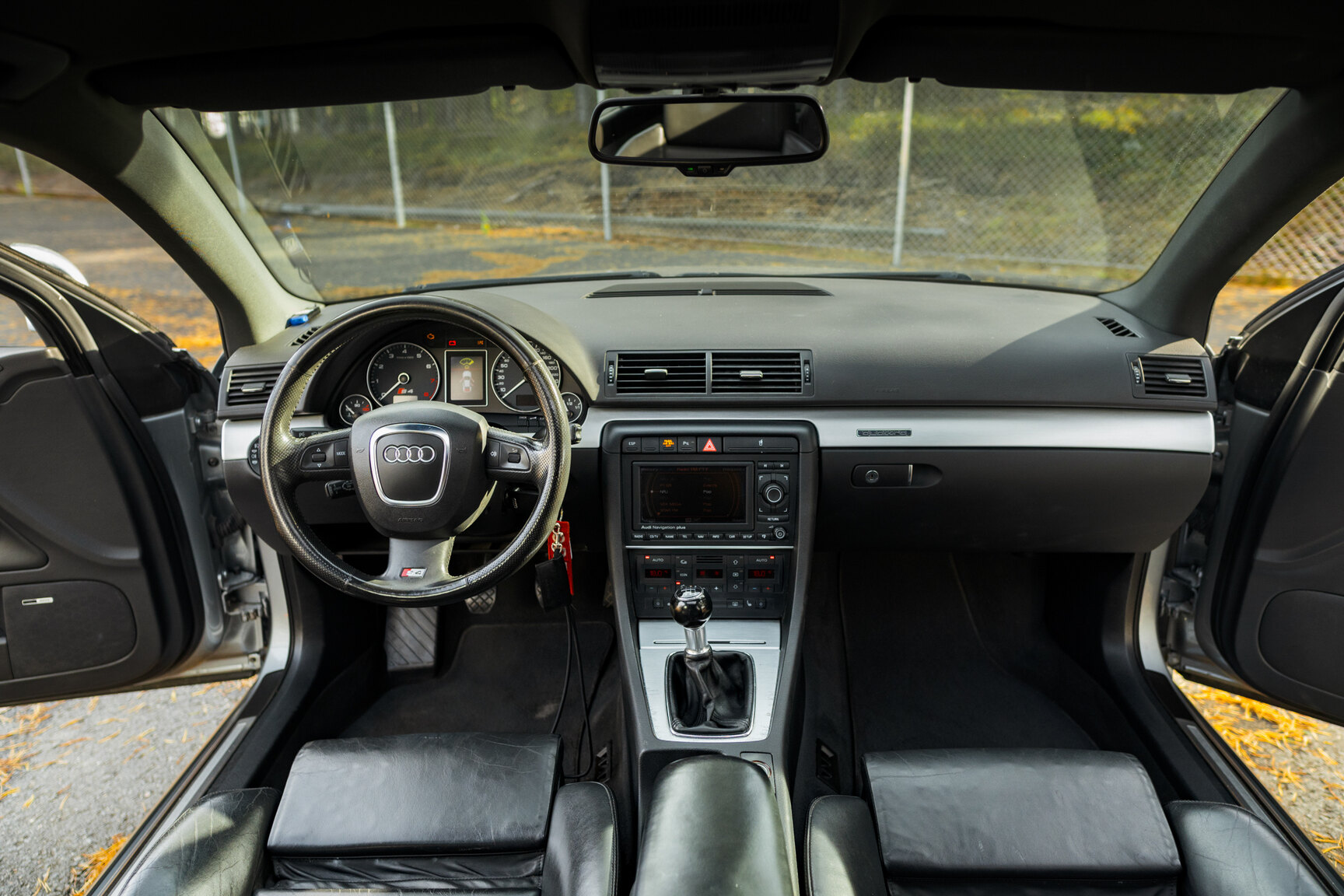 Interior image of 2005 Audi S4 Avant (20)