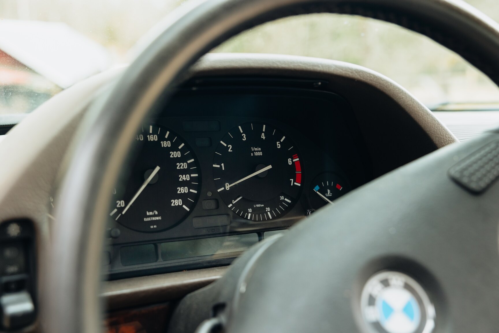 Interior image of 1990 BMW 750iL (6)