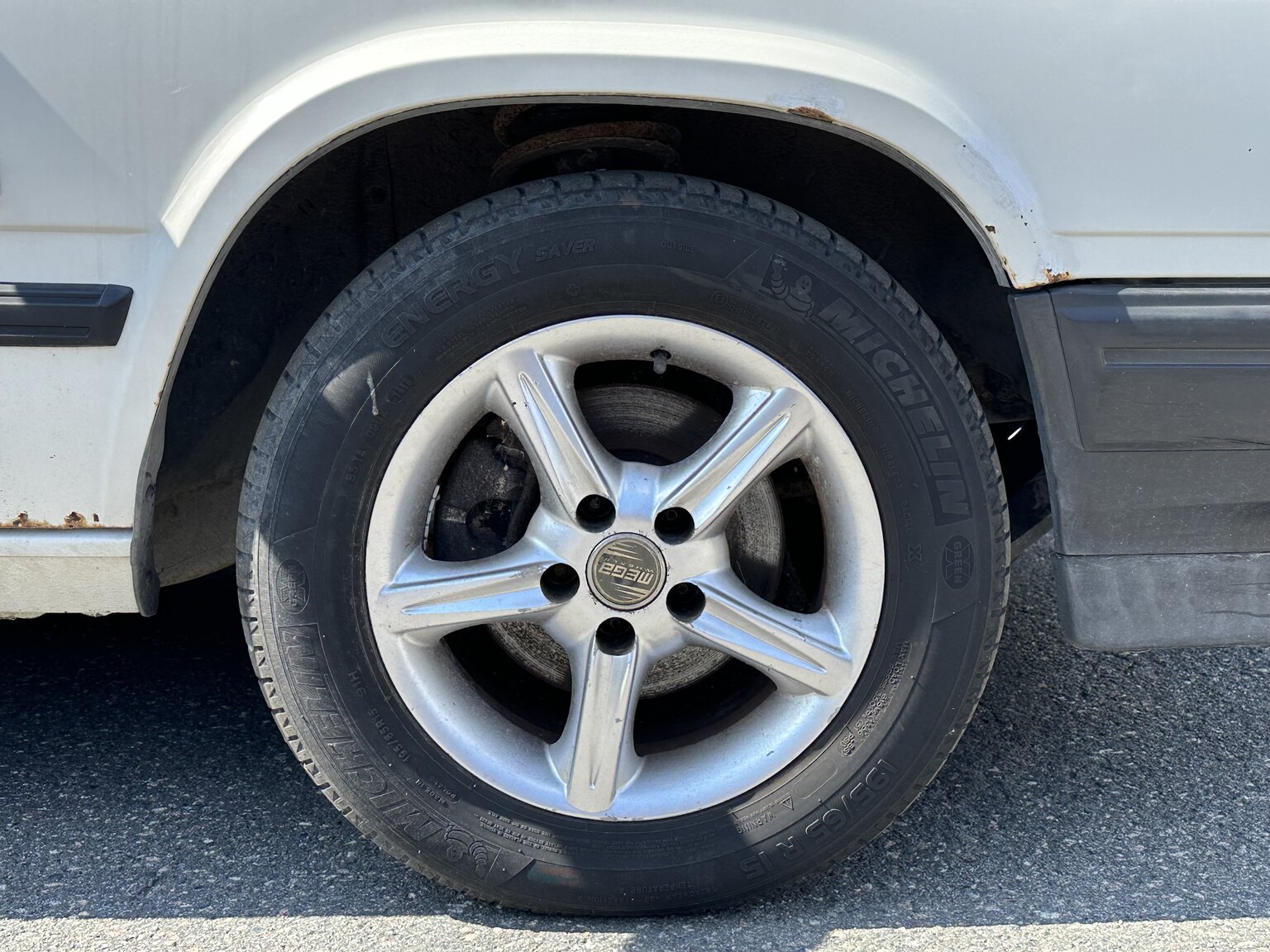 Exterior image of 1998 Volvo 945
