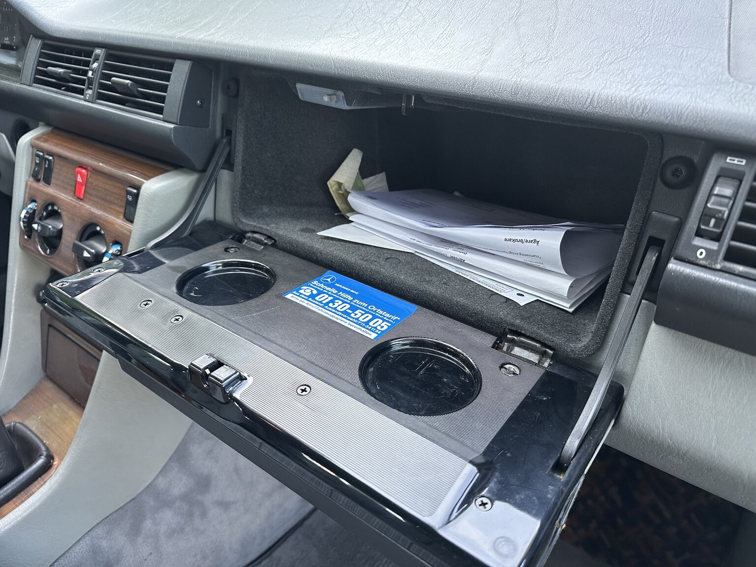 Innenraumfoto von 1989 Mercedes-Benz 230E