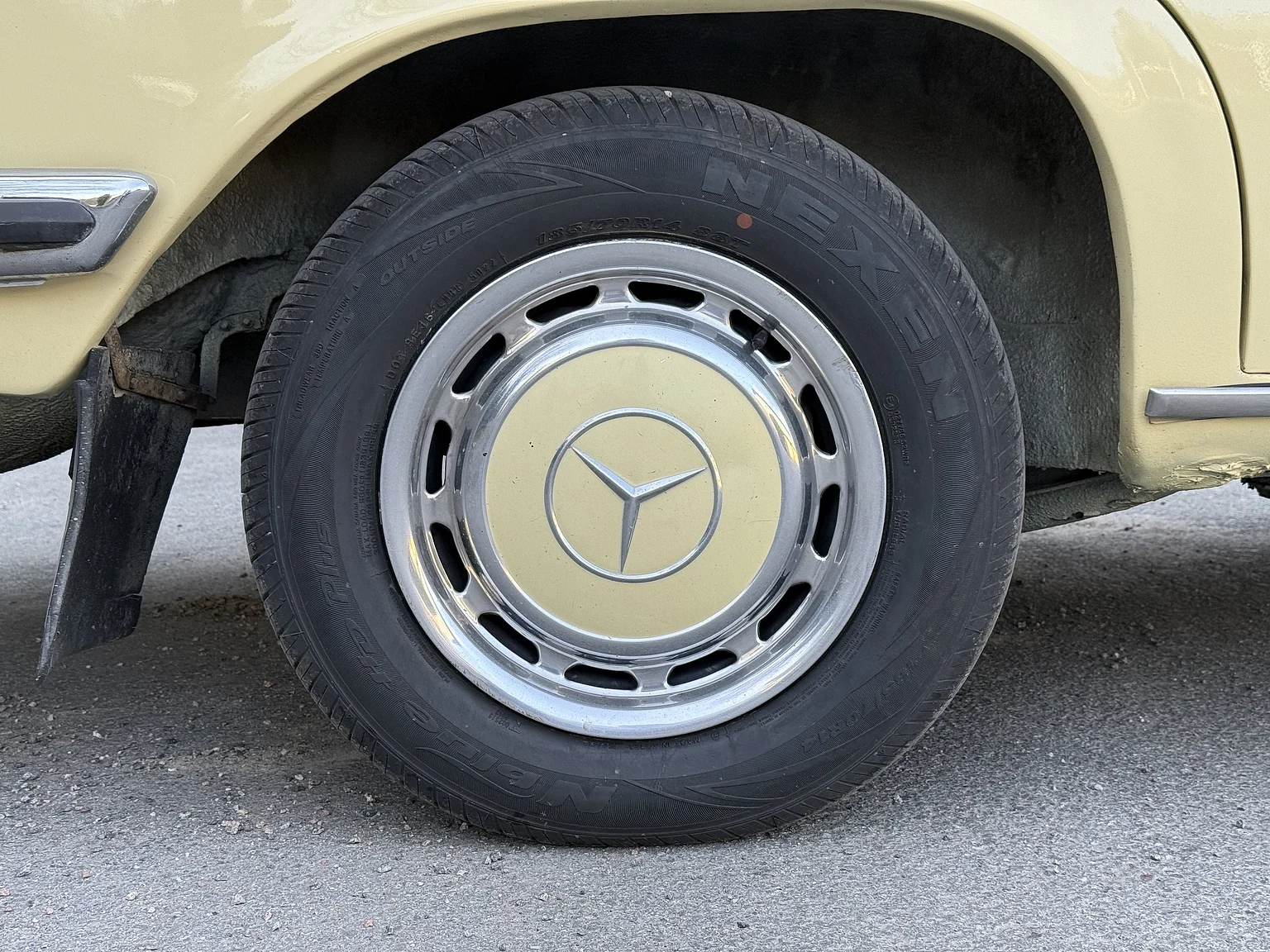 Exteriörbild på 1974 Mercedes-Benz 230 Automatic (49)
