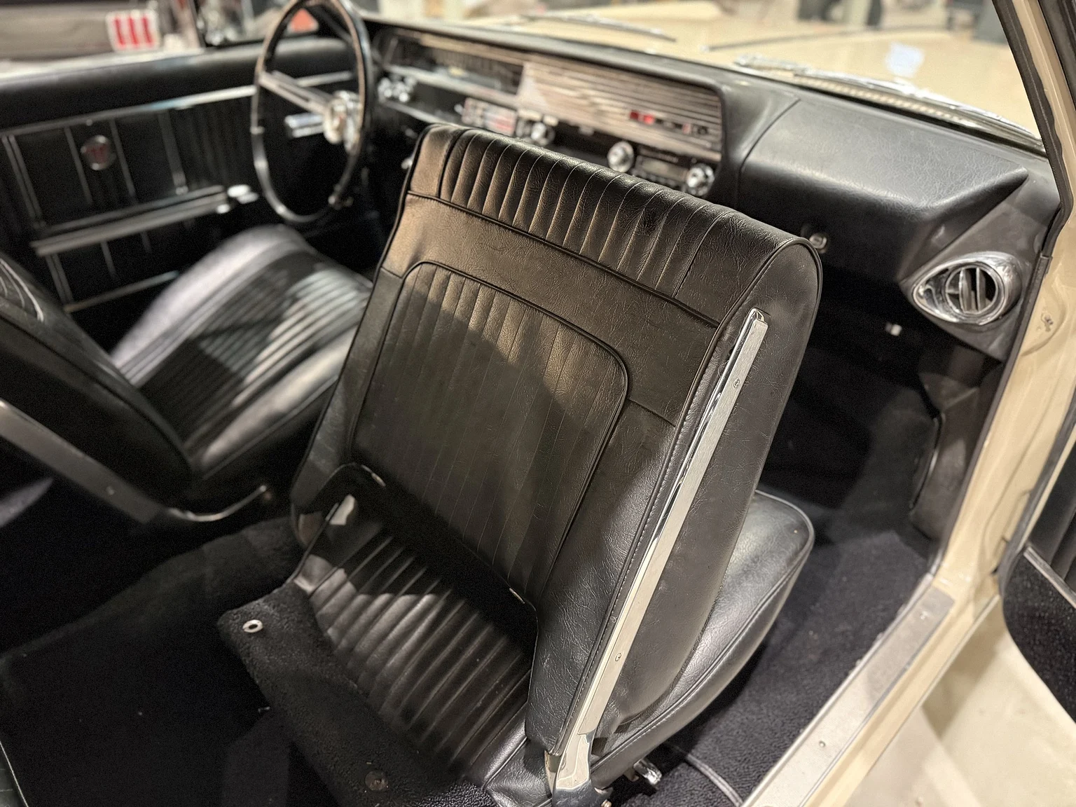 Interior image of 1964 Oldsmobile Cutlass Convertible (29)