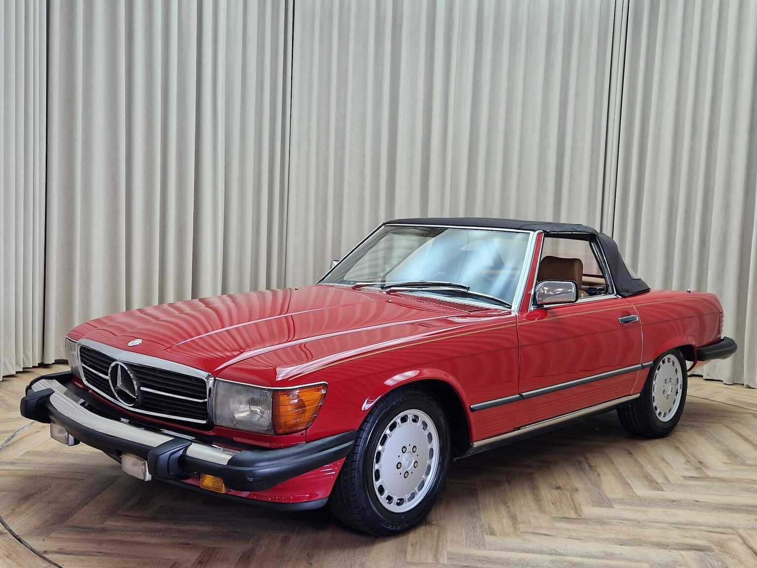 Exterior image of Mercedes-Benz 560SL