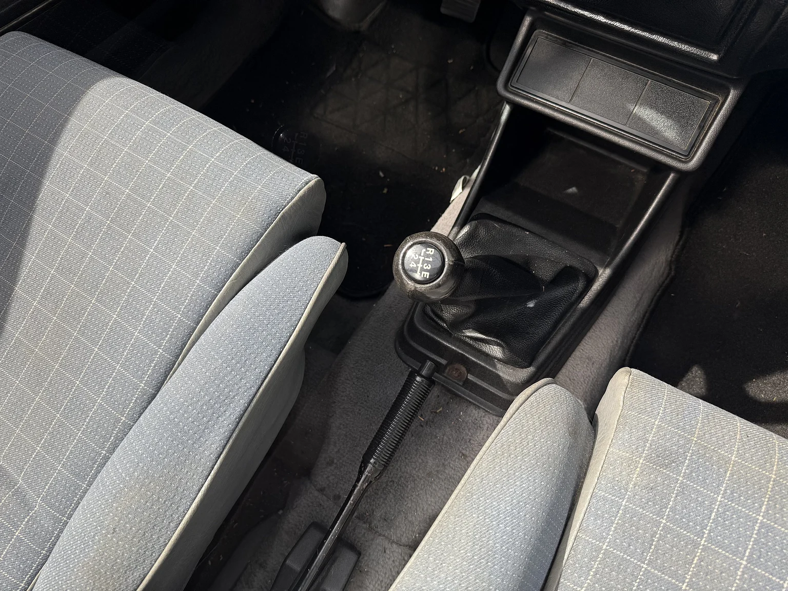 Innenraumfoto von 1987 VW Golf Cabriolet (31)