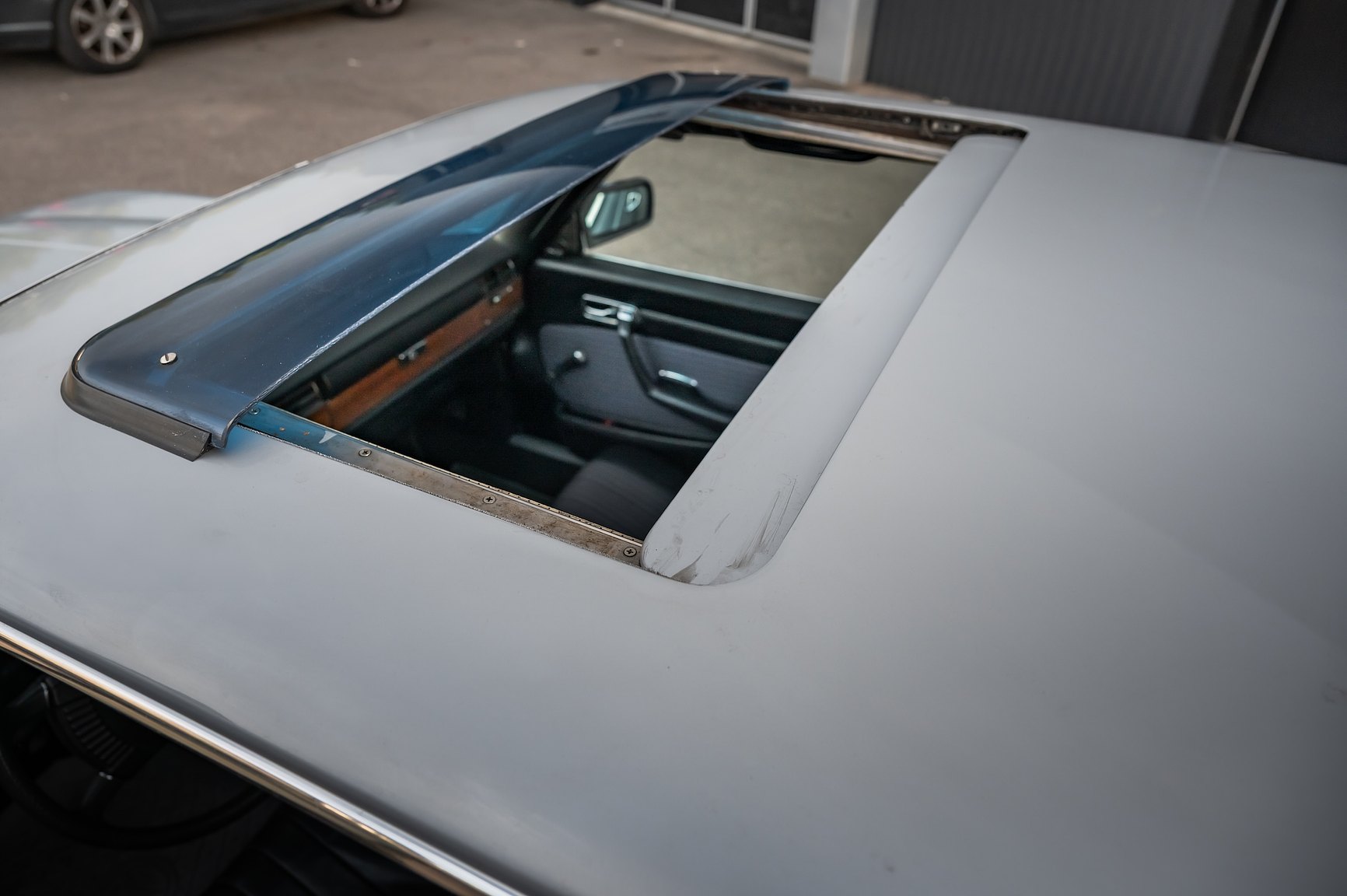 Exteriörbild på 1975 Mercedes-Benz 280 SE 