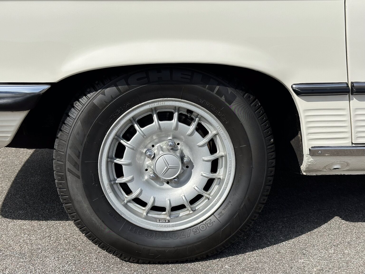 Exterior image of 1972 Mercedes-Benz 350 SL