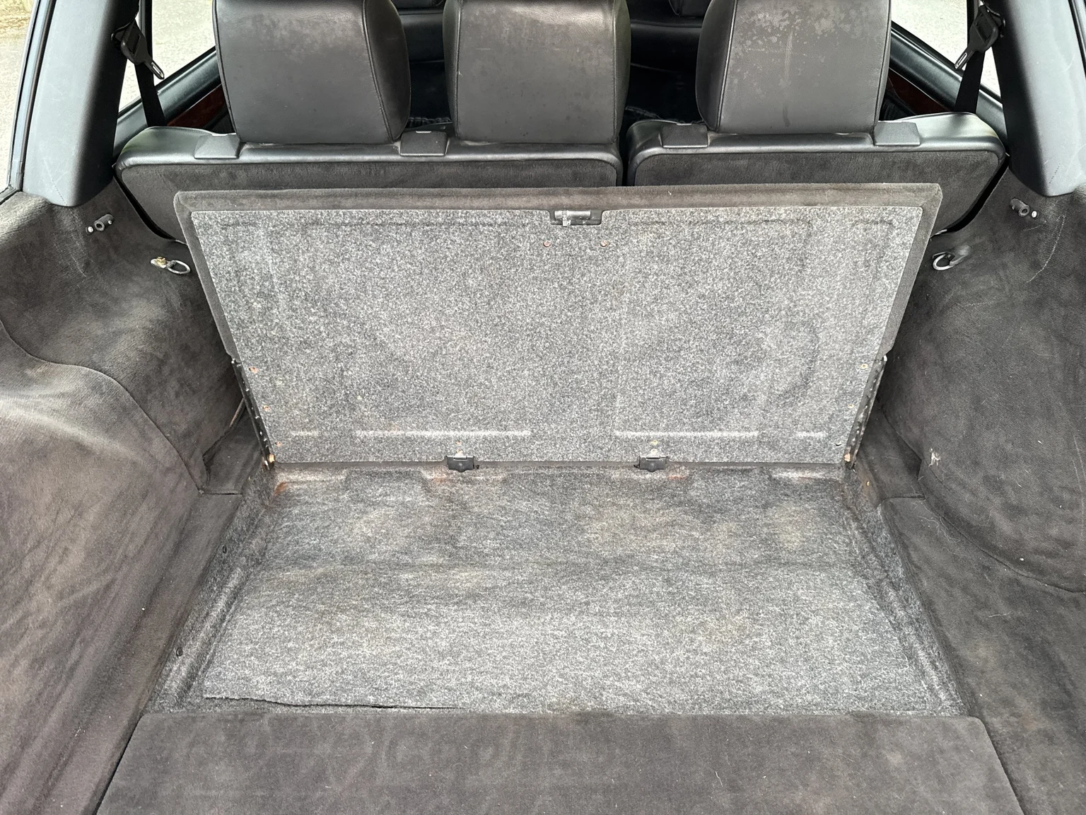 Interior image of 1994 Mercedes-Benz E 320 T (88)
