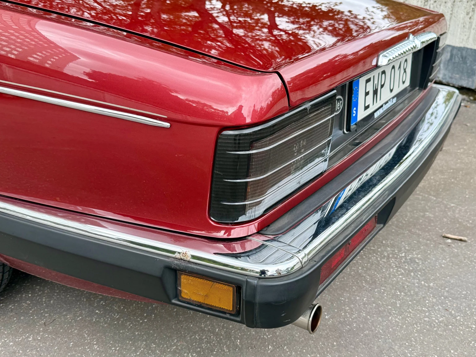 Exterior image of 1988 Daimler Six (25)