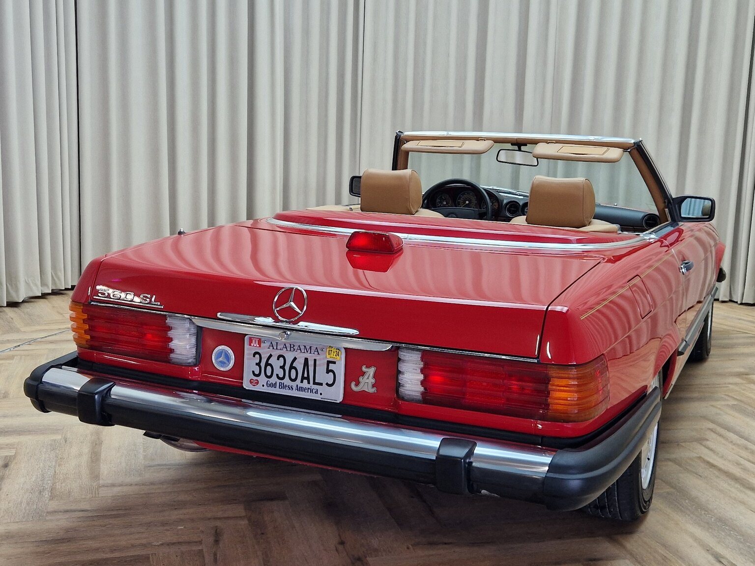 Exterior image of Mercedes-Benz 560SL