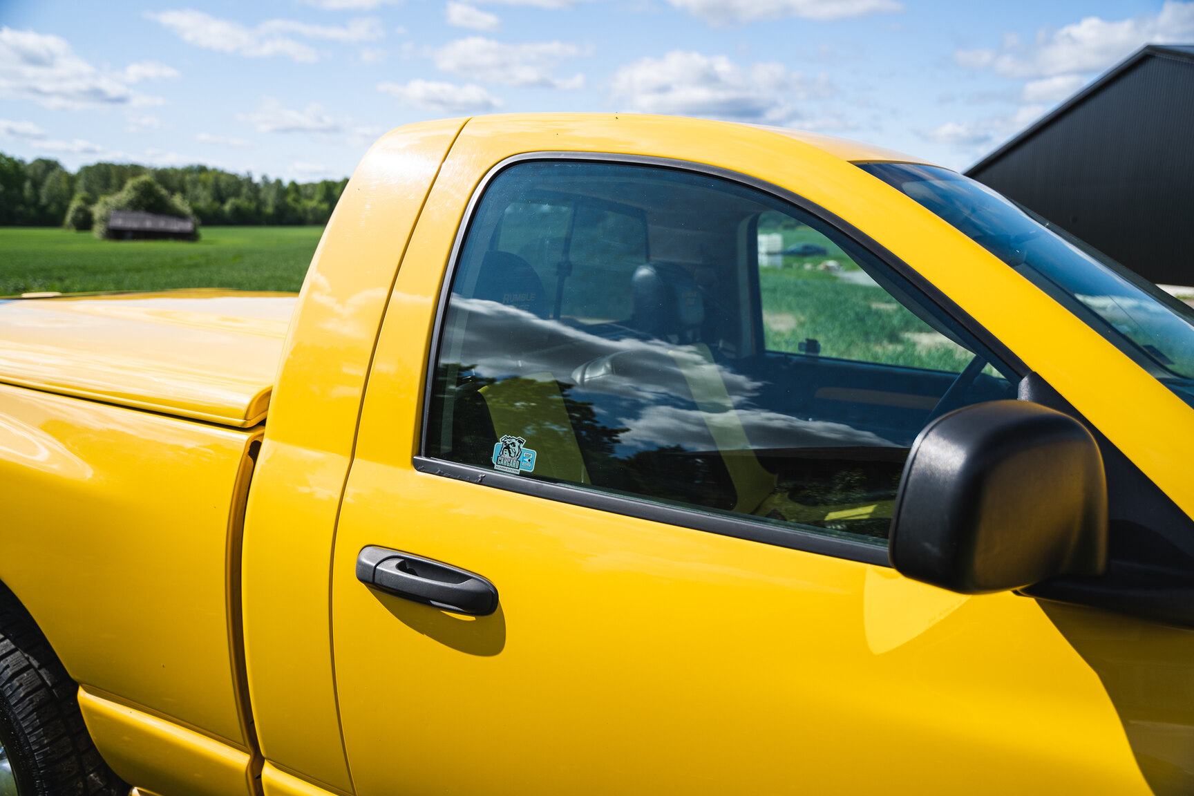 Exteriörbild på 2005 Dodge Ram 1500 Bumble Bee