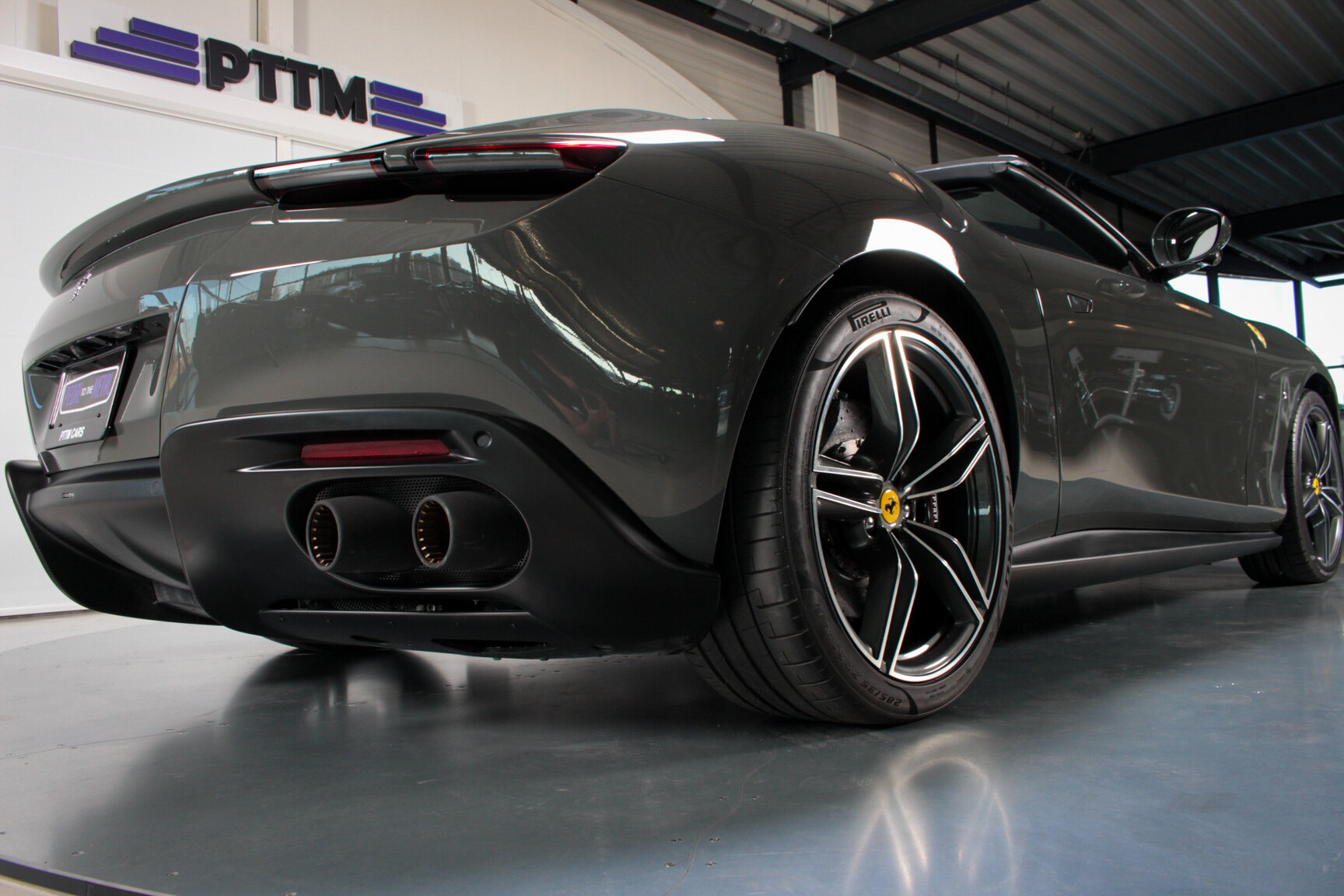 Exteriörbild på 2024 Ferrari Roma Spider