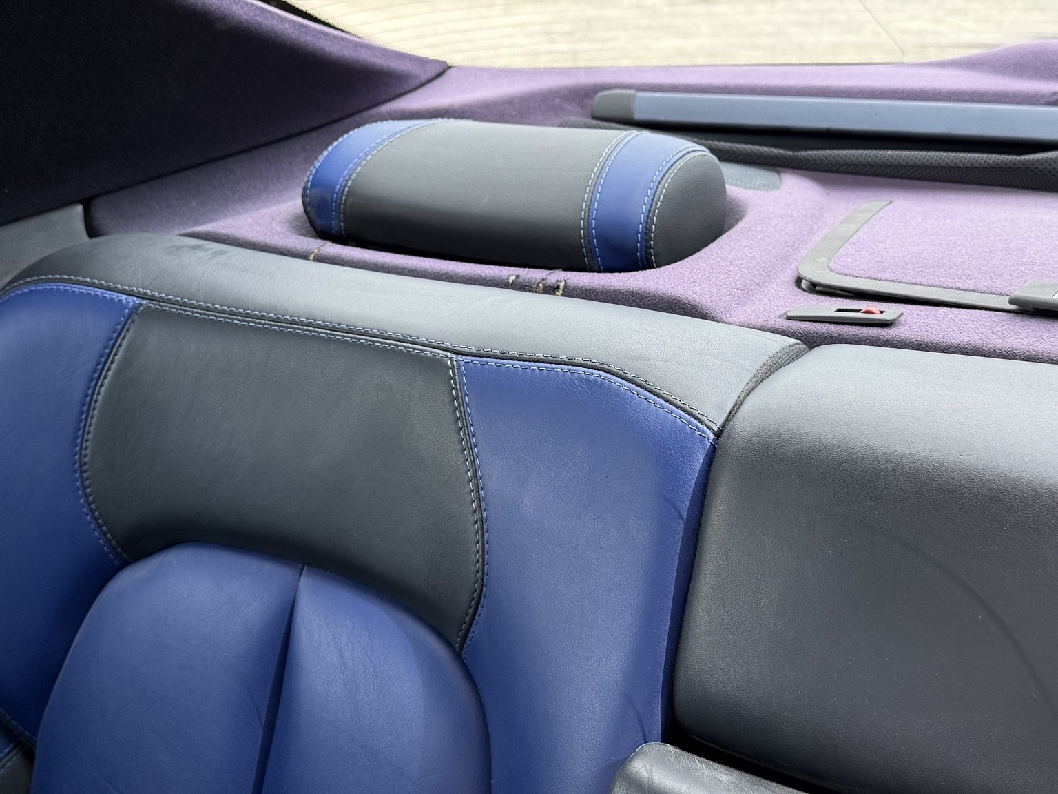 Interior image of 2000 Mercedes-Benz CLK 55 AMG Coupé