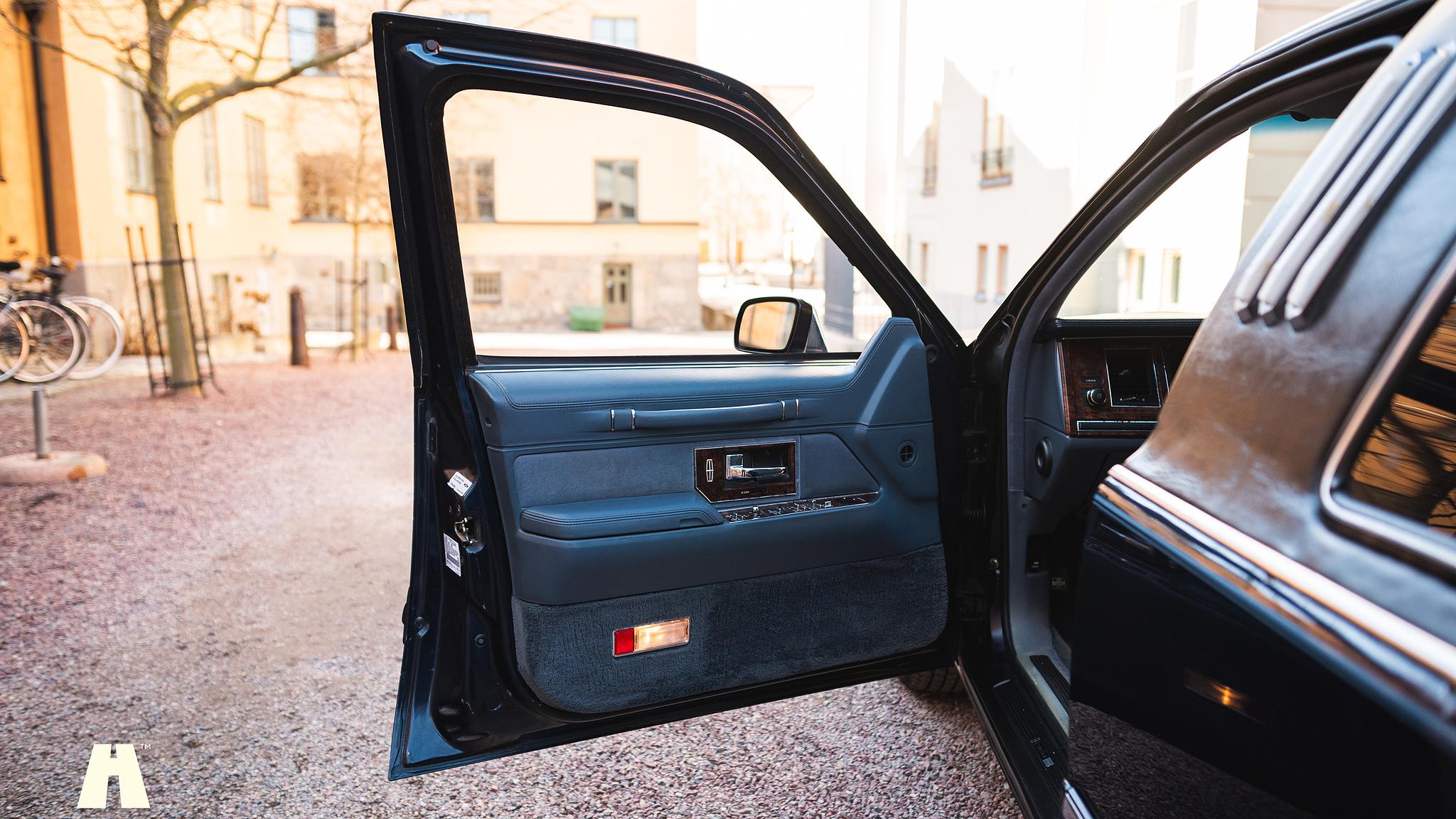 Interior image of 1992 Lincoln Town Car Limousine 