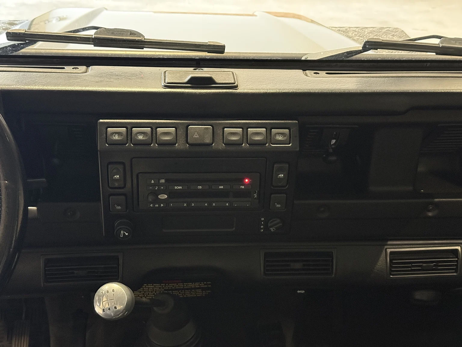 Innenraumfoto von 2000 Land Rover Defender 110 Tomb Raider (13)