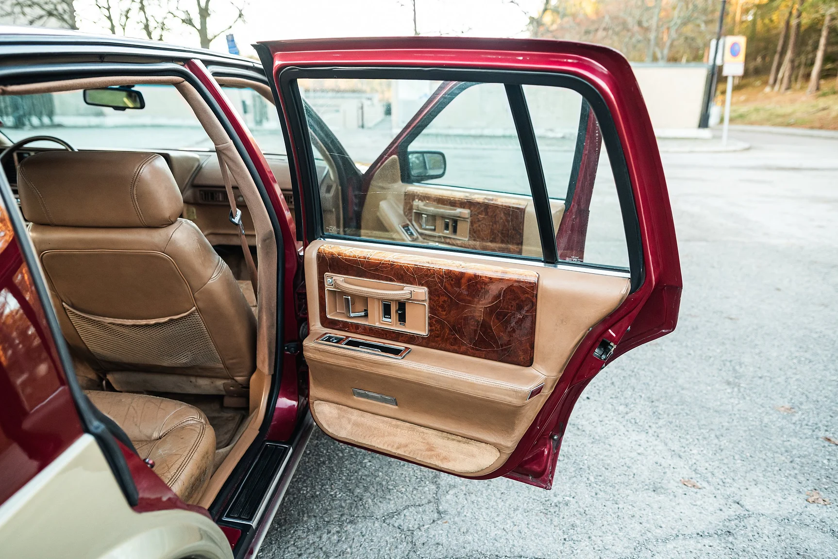 Interior image of 1989 Cadillac Seville (41)