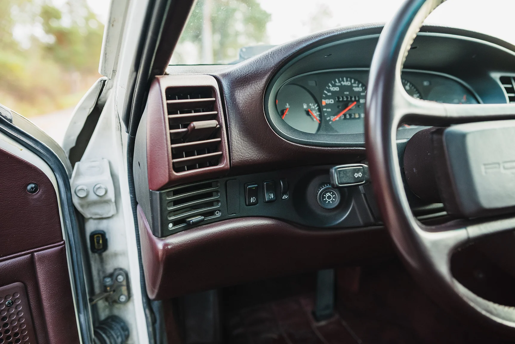 Interior image of 1986 Porsche 944R (33)