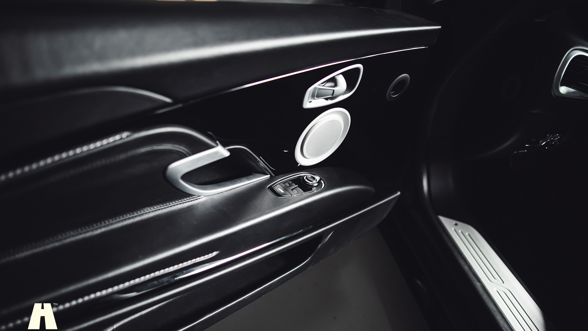 Interiörbild 2019 Aston Martin DB11 AMR (14)