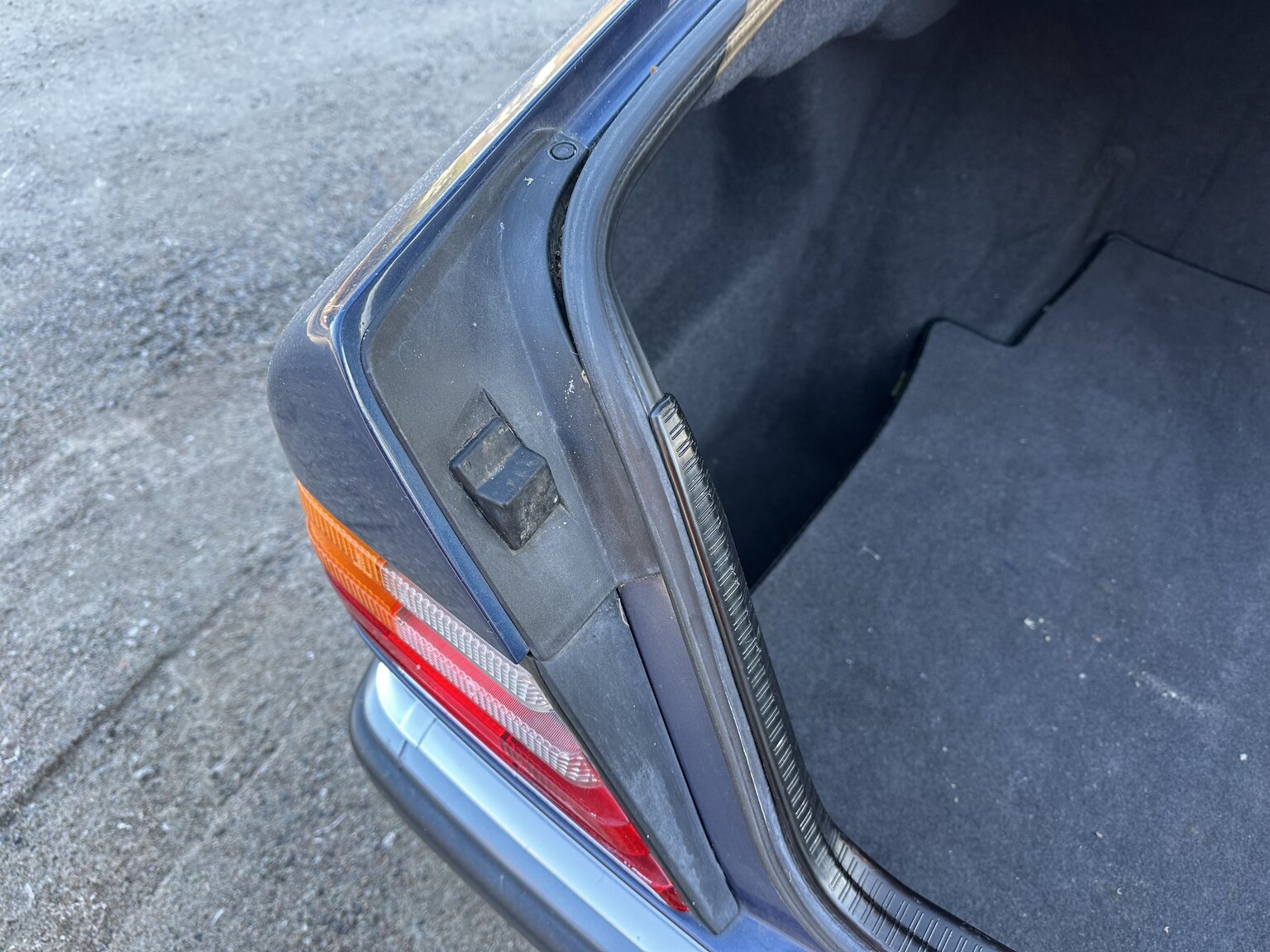 Interior image of 1991 Mercedes-Benz 230 E 