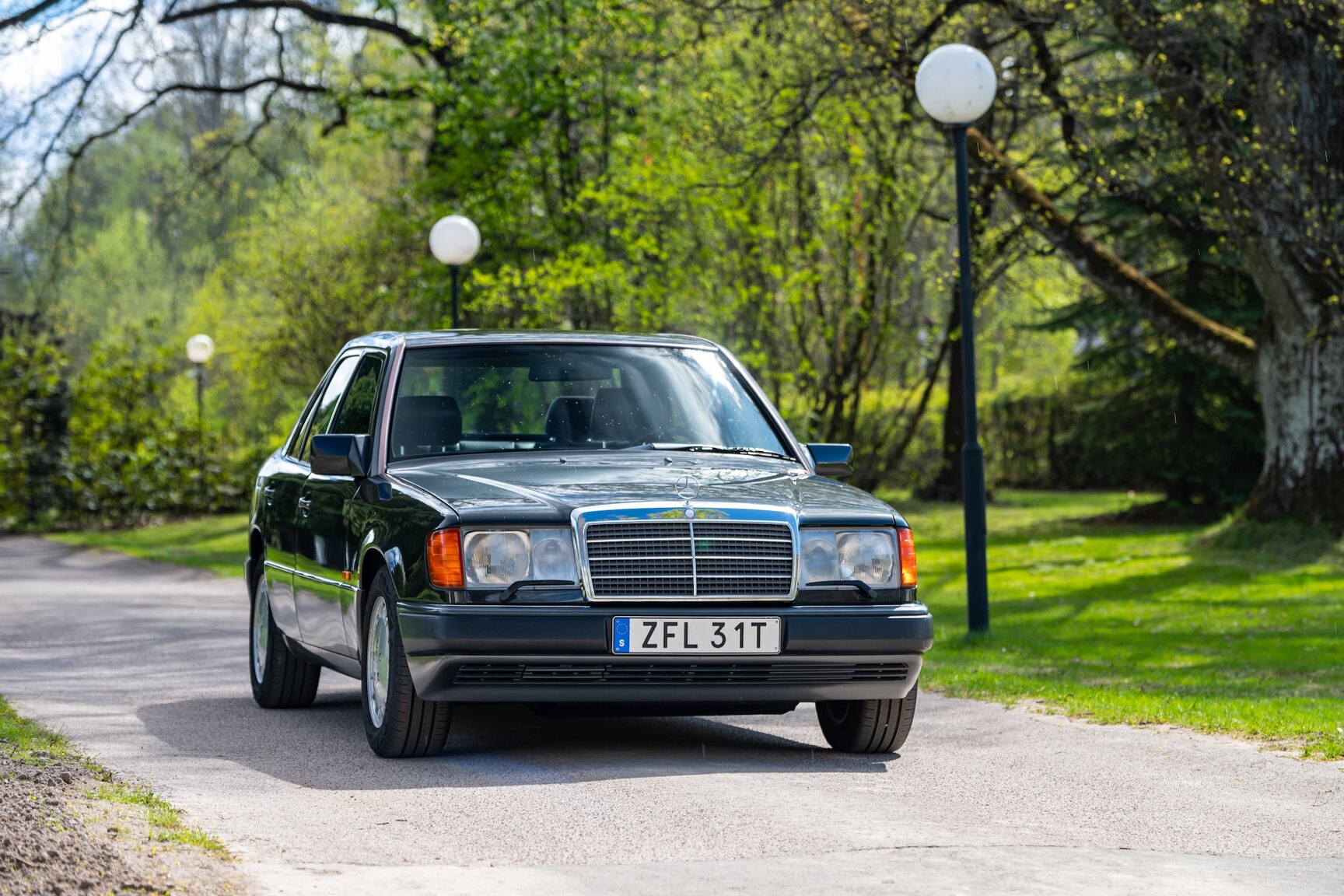 Exterior image of 1993 Mercedes-Benz 400 E