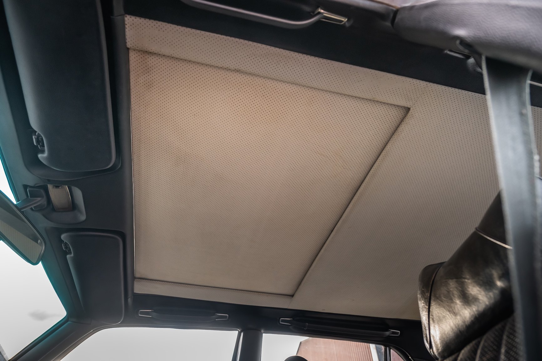 Interior image of 1975 Mercedes-Benz 280 SE 