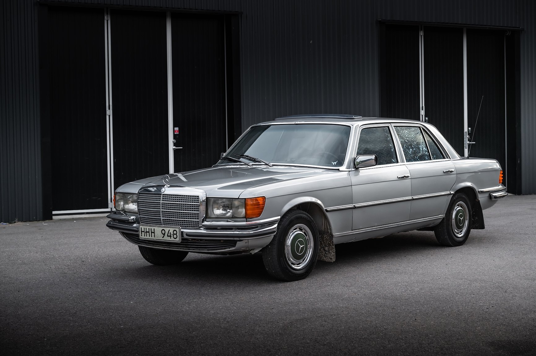 Exterior image of 1975 Mercedes-Benz 280 SE 
