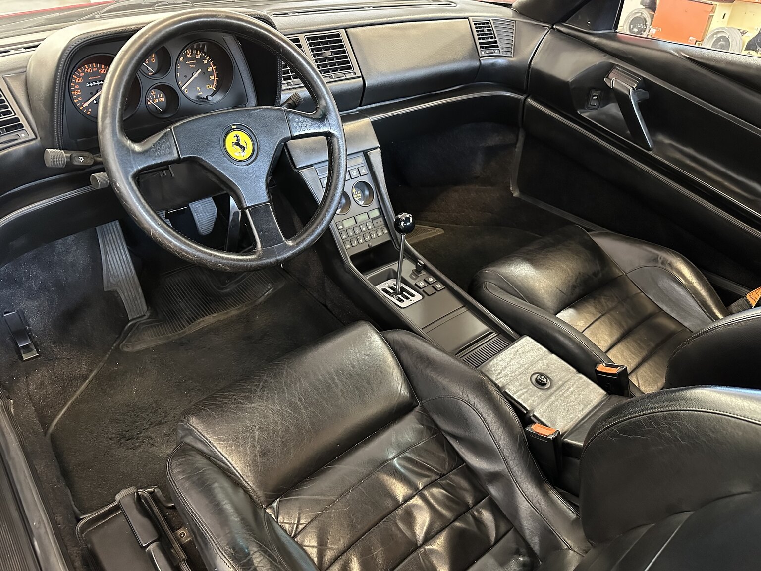 Innenraumfoto von 1990 Ferrari 348