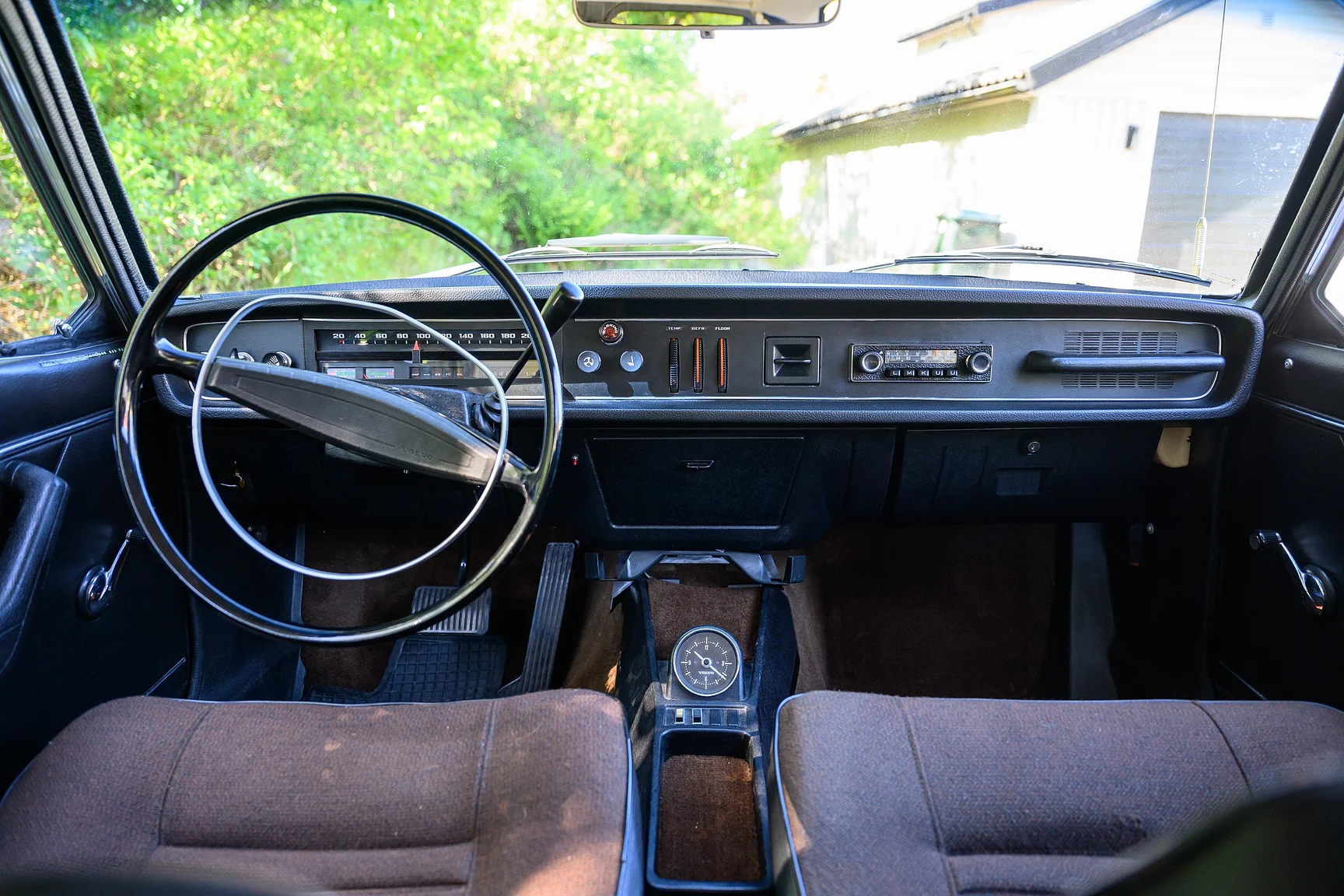 Innenraumfoto von 1971 Volvo 144 2.0 Automatic (1)