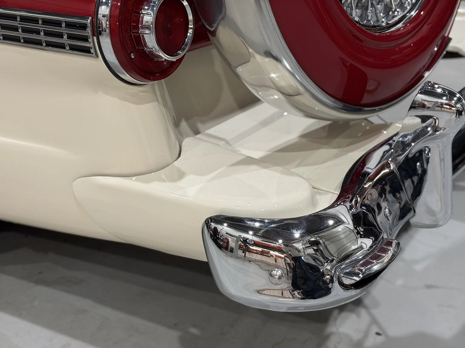 Aussenfoto 1956 Ford Fairlane Sunliner V8 5.1 (38)