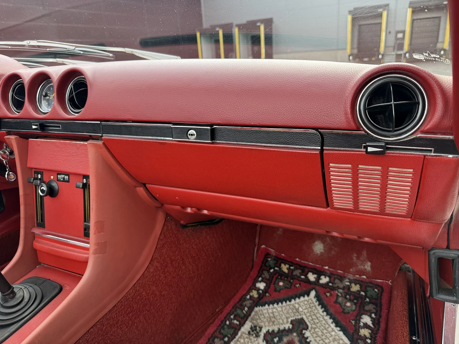 Innenraumfoto von 1973 Mercedes Benz 350 SL  (30)