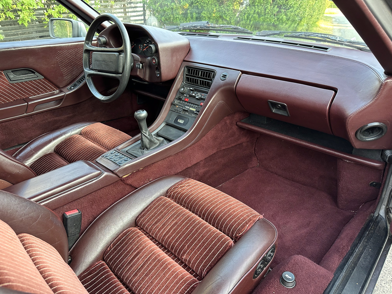 Interior image of 1985 Porsche 928 (30)