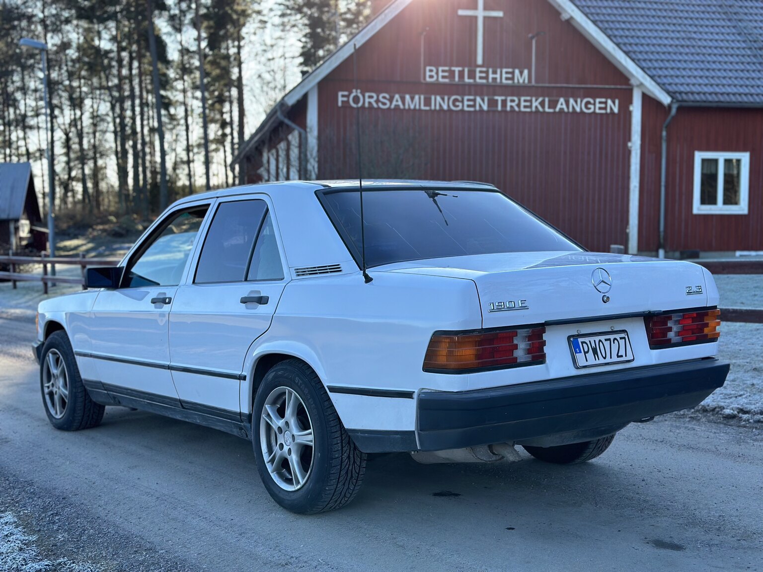 Exterior image of 1988 Mercedes-Benz 190 E 2.3 (3)