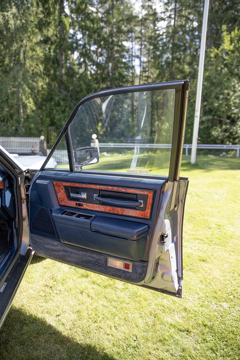 Interior image of 1985 Lincoln Continental 5.0 V8 EFI