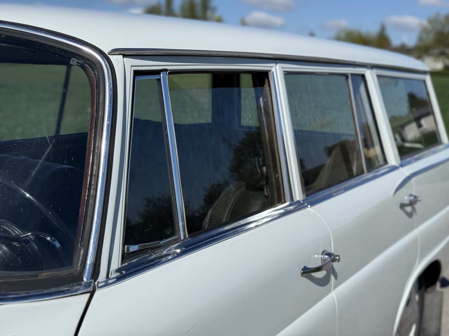 Exterior image of 1967 Mercedes-Benz 230 Safari
