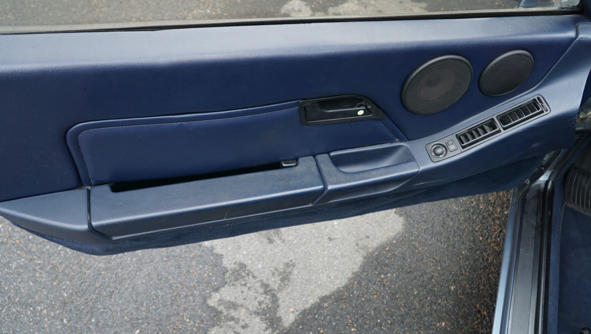 Interior image of 1983 Porsche 928S (4)