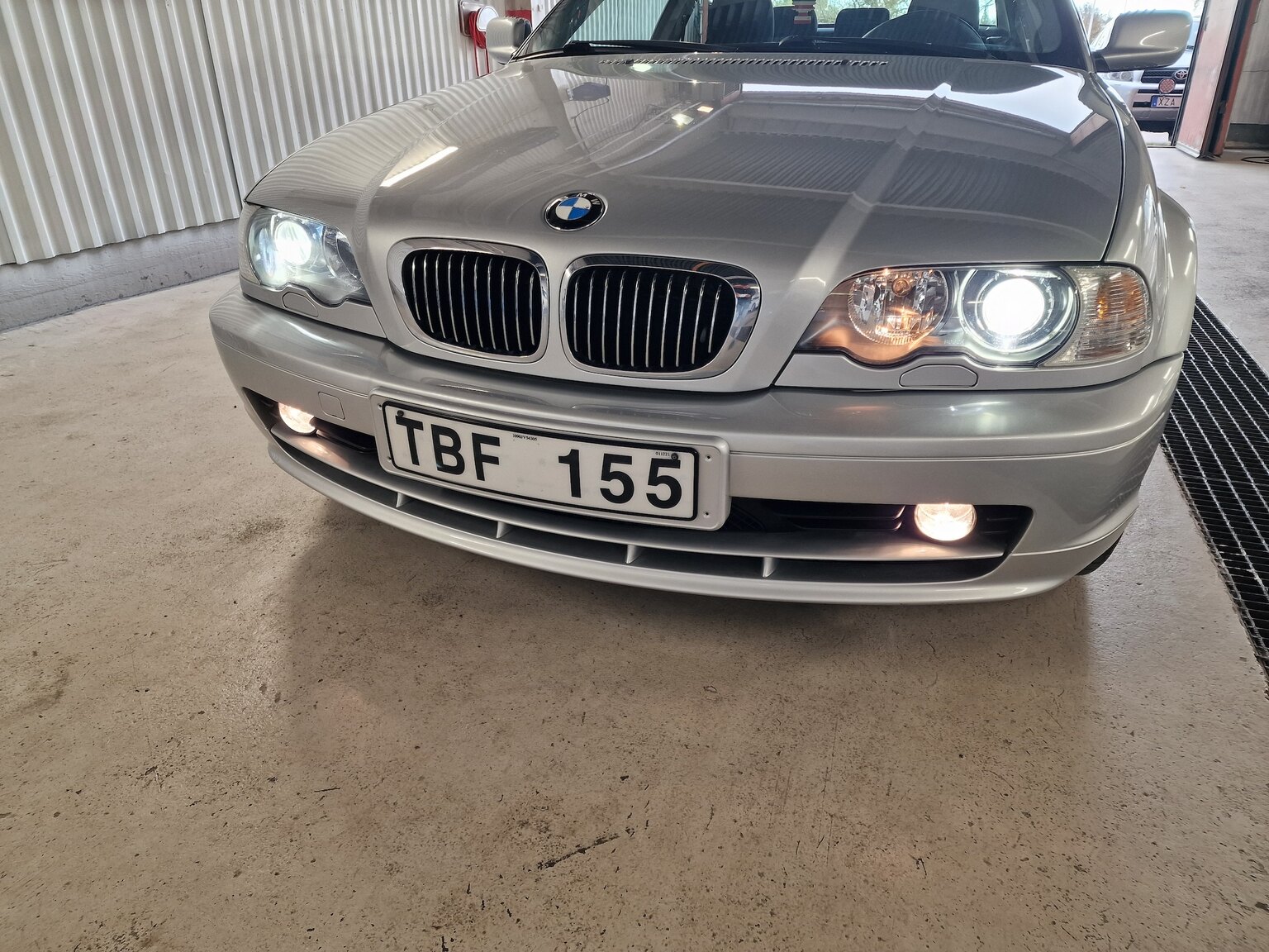 Exteriörbild på 2002 BMW 320Ci