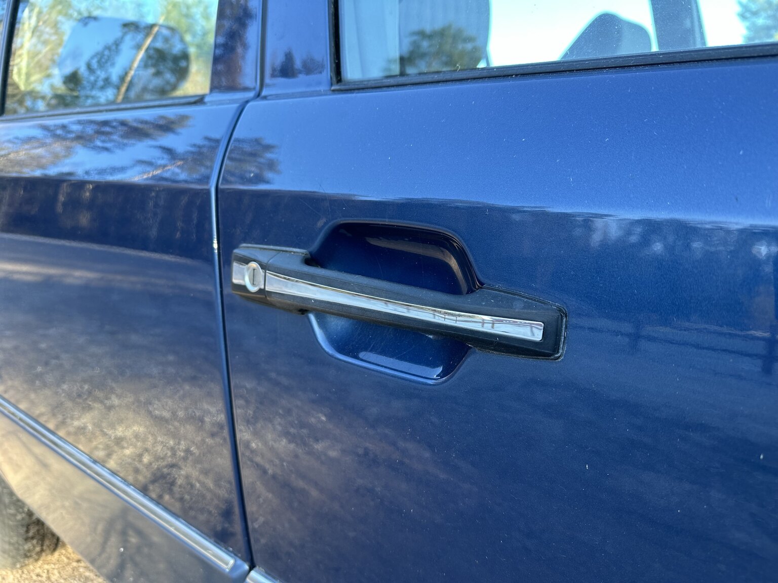 Exterior image of 1991 Mercedes-Benz 230 E 