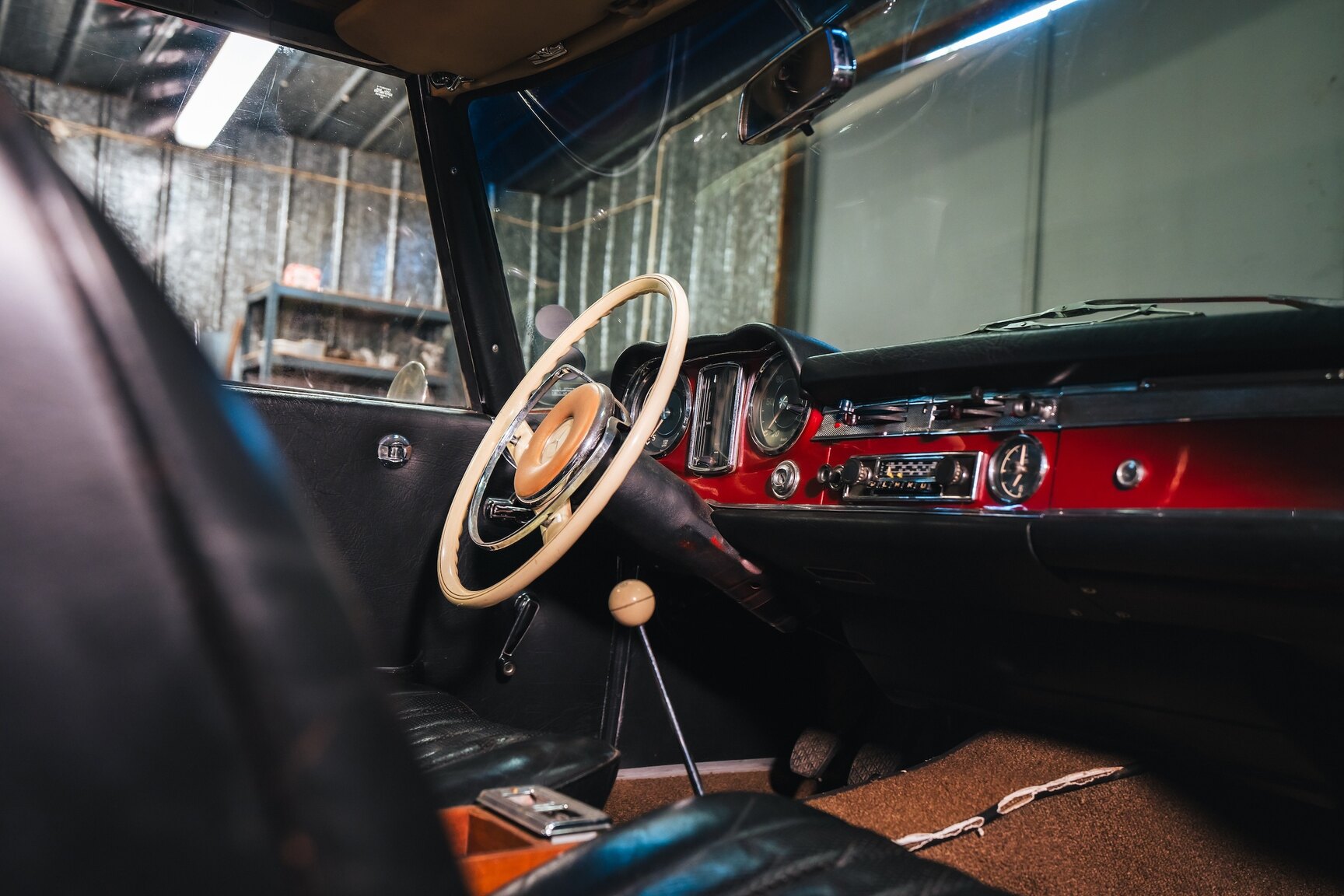 Innenraumfoto von 1966 Mercedes-Benz 230 SL 