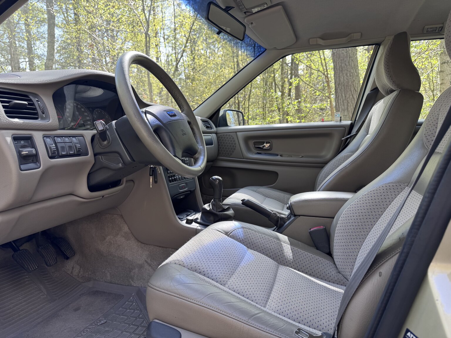 Interior image of 1999 Volvo V70 2.5