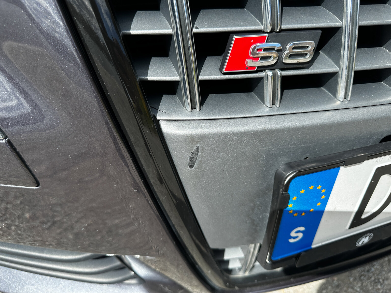 Exterior image of 2009 Audi S8 5.2 V10 FSI Quattro