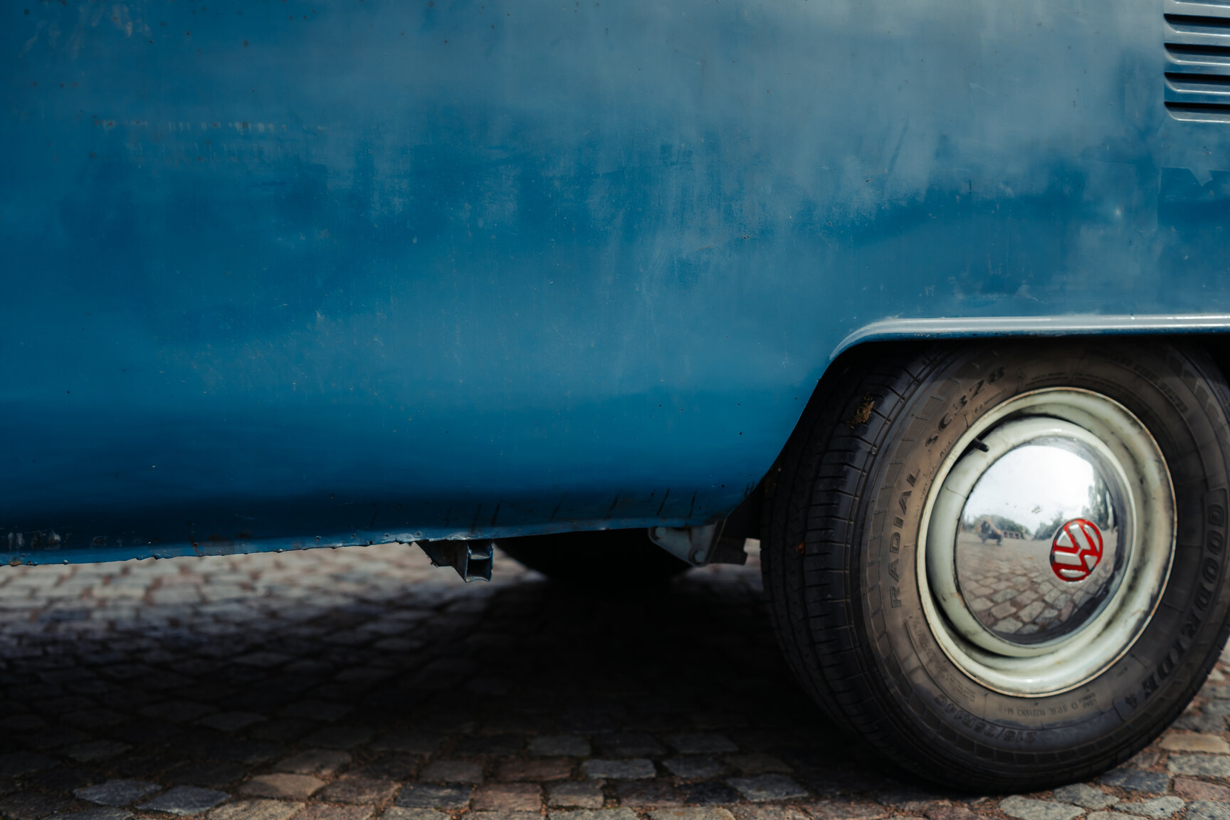 Exterior image of 1964 Volkswagen Kleinbus Transporter 1500 Deluxe “21-fönsters Samba”