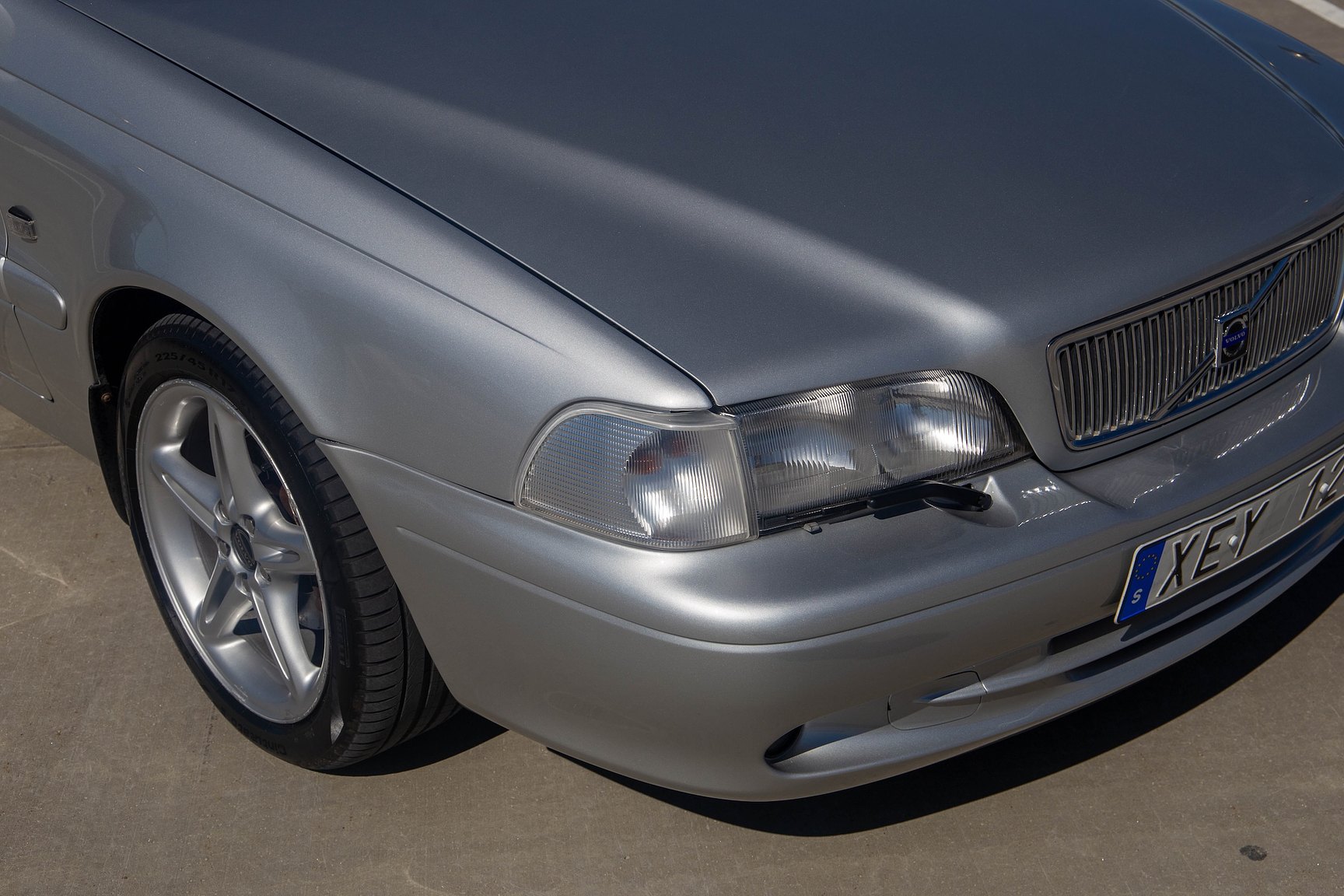 Exterior image of 1999 Volvo C70 2.5 T Manuell