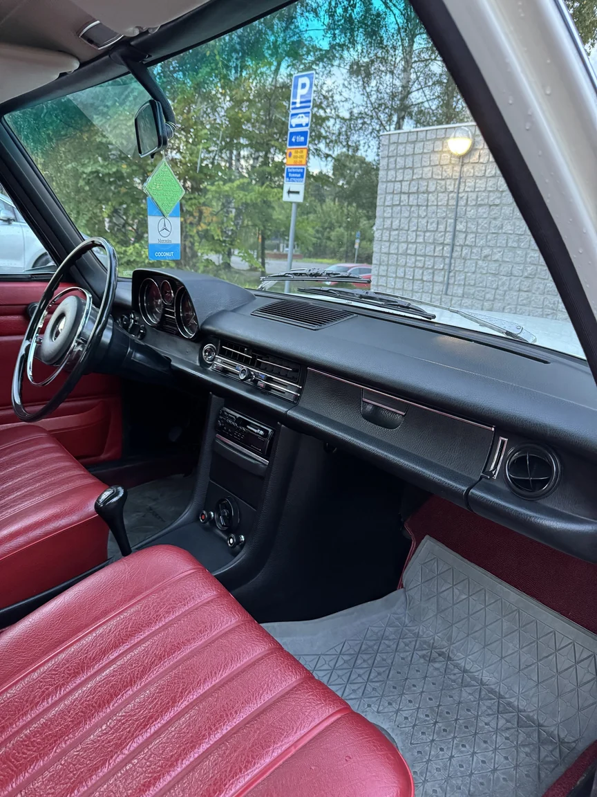 Interior image of 1972 Mercedes-Benz 200 (57)