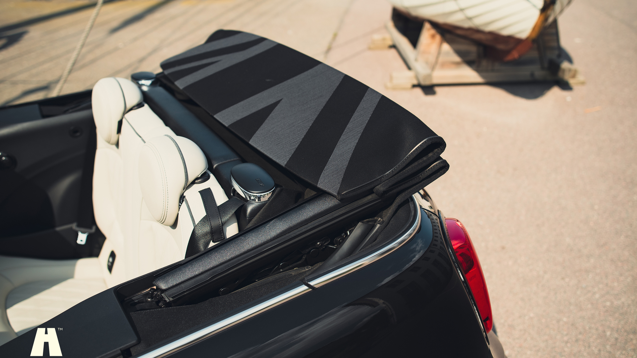 Exteriörbild på 2021 Mini John Cooper Works Cabriolet  (31)